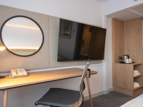 Holiday Inn Edinburgh Zoo, an IHG Hotel : photo 8 de la chambre standard double room with double bed and two single sofa beds