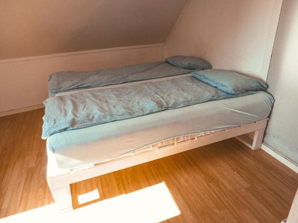 Tromso Activities Hostel : photo 9 de la chambre chambre lits jumeaux avec salle de bains commune