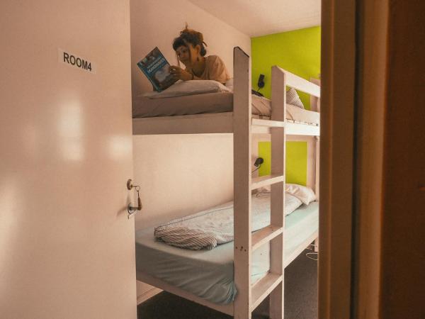 Tromso Activities Hostel : photo 1 de la chambre chambre lits jumeaux avec salle de bains commune