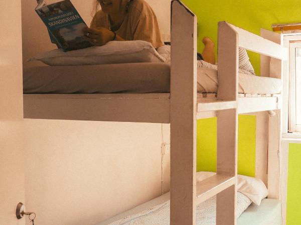 Tromso Activities Hostel : photo 5 de la chambre chambre lits jumeaux avec salle de bains commune