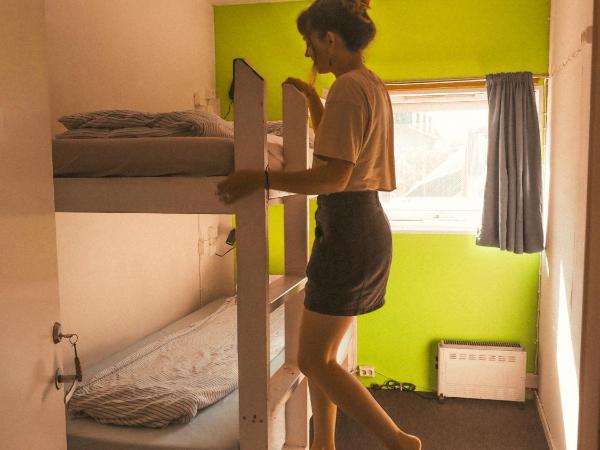 Tromso Activities Hostel : photo 4 de la chambre chambre lits jumeaux avec salle de bains commune