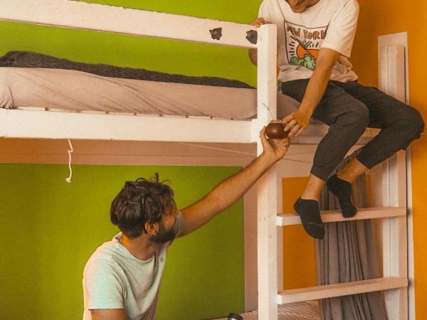 Tromso Activities Hostel : photo 2 de la chambre chambre lits jumeaux avec salle de bains commune