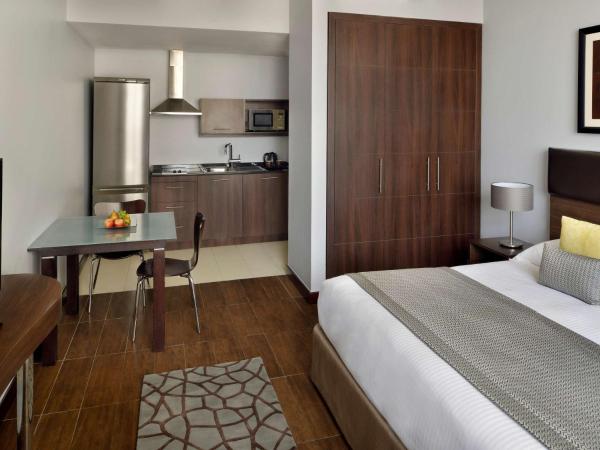 Mövenpick Hotel Apartments Al Mamzar Dubai : photo 5 de la chambre chambre lit king-size supérieure