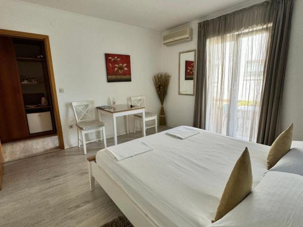 Villa Julian : photo 1 de la chambre chambre double standard avec terrasse