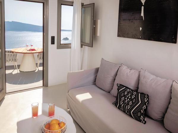 IKIES Santorini : photo 5 de la chambre maisonnette the cook avec bain à remous - vue sur caldera 
