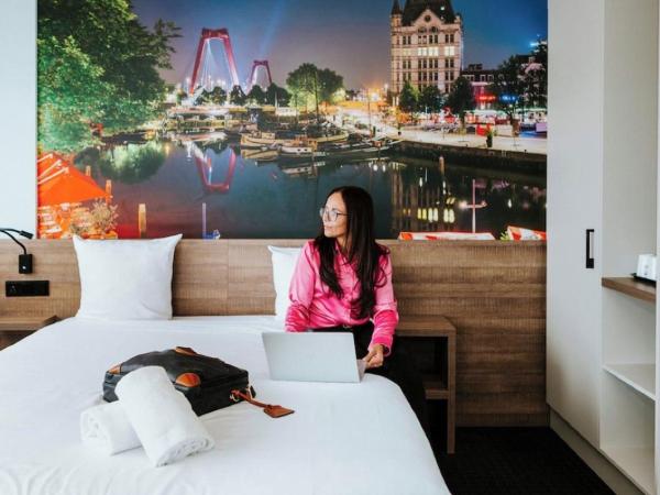 Rotterdam Teleport Hotel : photo 1 de la chambre chambre lit king-size