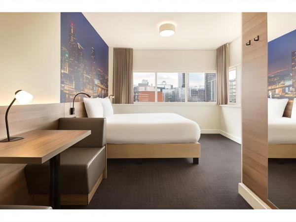 Rotterdam Teleport Hotel : photo 1 de la chambre chambre d'angle lit king-size