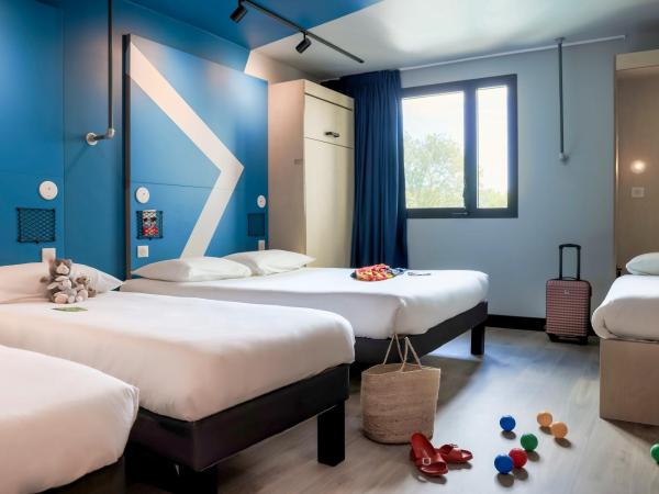 ibis Budget La Rochelle Centre : photo 2 de la chambre chambre familiale avec 1 lit double et 4 lits simples