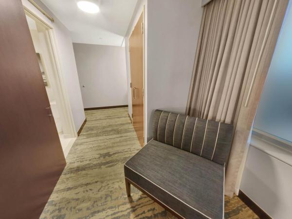 Hilton Americas - Houston : photo 3 de la chambre grande chambre d'angle avec lit king-size