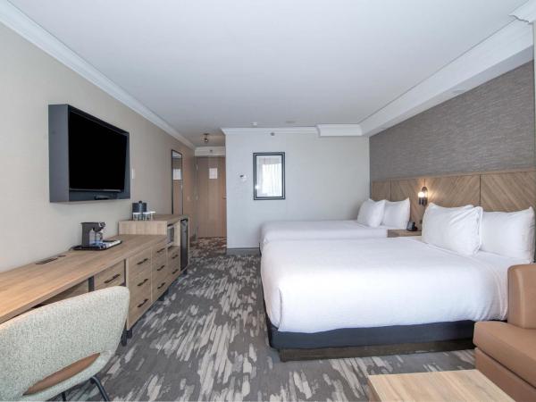 Sandman Signature Toronto Airport Hotel : photo 2 de la chambre grand room, 2 queen beds, balcony