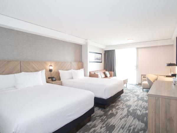 Sandman Signature Toronto Airport Hotel : photo 1 de la chambre grand room, 2 queen beds, balcony