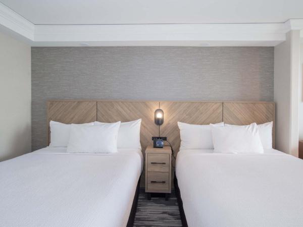 Sandman Signature Toronto Airport Hotel : photo 3 de la chambre grand room, 2 queen beds, balcony