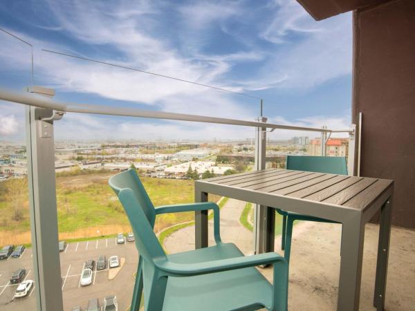 Sandman Signature Toronto Airport Hotel : photo 5 de la chambre grand room, 2 queen beds, balcony