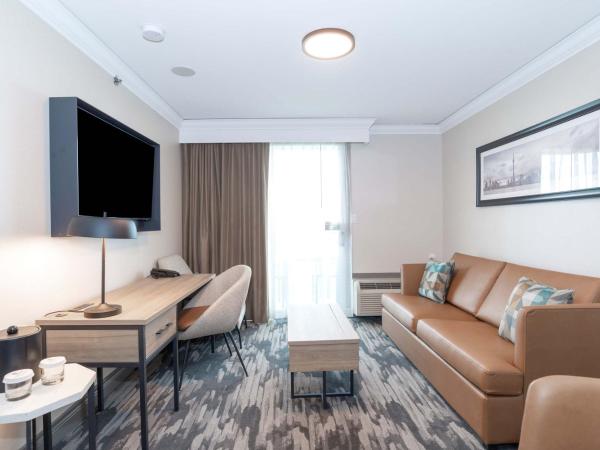 Sandman Signature Toronto Airport Hotel : photo 3 de la chambre grand suite, 1 king bed, kitchen, washer dryer, balcony
