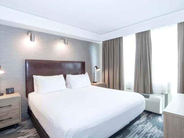 Sandman Signature Toronto Airport Hotel : photo 1 de la chambre grand suite, 1 king bed, kitchen, washer dryer, balcony