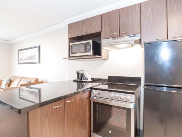Sandman Signature Toronto Airport Hotel : photo 5 de la chambre grand suite, 1 king bed, kitchen, washer dryer, balcony