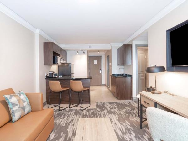 Sandman Signature Toronto Airport Hotel : photo 4 de la chambre grand suite, 1 king bed, kitchen, washer dryer, balcony