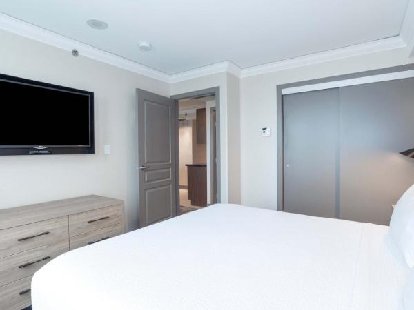 Sandman Signature Toronto Airport Hotel : photo 2 de la chambre grand suite, 1 king bed, kitchen, washer dryer, balcony