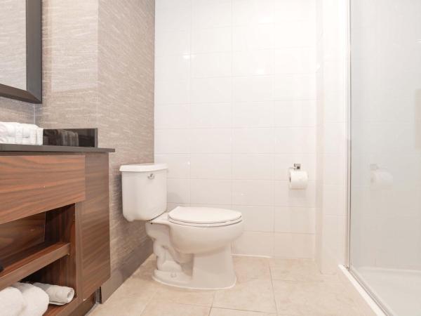 Sandman Signature Toronto Airport Hotel : photo 6 de la chambre jacuzzi suite, 1 king bed, kitchen, washer dryer