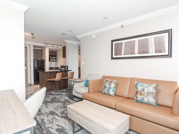 Sandman Signature Toronto Airport Hotel : photo 4 de la chambre jacuzzi suite, 1 king bed, kitchen, washer dryer