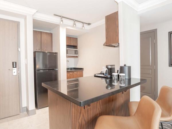 Sandman Signature Toronto Airport Hotel : photo 5 de la chambre jacuzzi suite, 1 king bed, kitchen, washer dryer