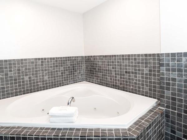 Sandman Signature Toronto Airport Hotel : photo 3 de la chambre jacuzzi suite, 1 king bed, kitchen, washer dryer