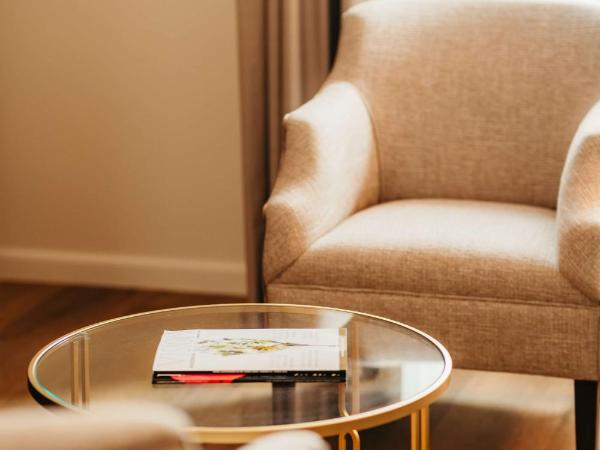 Grand Hotel Karel V : photo 3 de la chambre executive suite with one double and two single beds and roll-in shower - mobility accessible