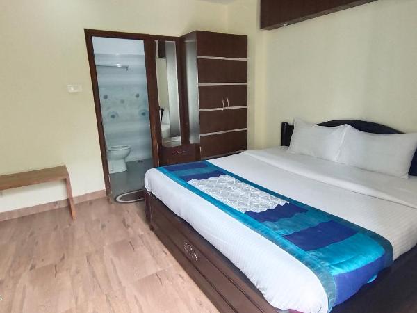 GAYATHRI HEIGHTS SERVICED APARTMENTS & APARTMENT HOTEL In HYDERABAD : photo 8 de la chambre chambre lit king-size avec balcon