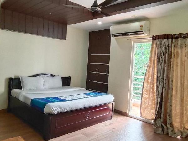 GAYATHRI HEIGHTS SERVICED APARTMENTS & APARTMENT HOTEL In HYDERABAD : photo 10 de la chambre chambre lit king-size avec balcon