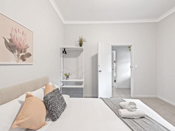 Rustic Queen Room - Conveniently Located - Shared Bathroom : photo 2 de la chambre chambre lit queen-size avec salle de bains commune