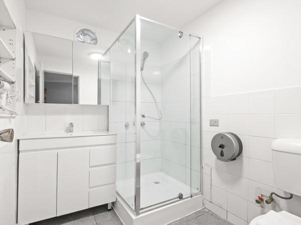 Rustic Queen Room - Conveniently Located - Shared Bathroom : photo 4 de la chambre chambre lit queen-size avec salle de bains commune