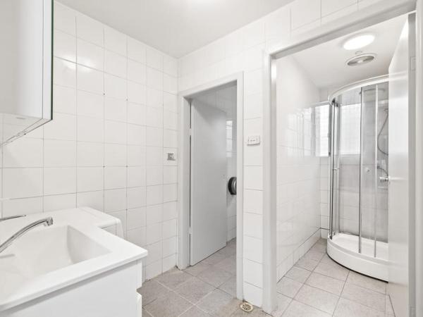 Rustic Queen Room - Conveniently Located - Shared Bathroom : photo 5 de la chambre chambre lit queen-size avec salle de bains commune