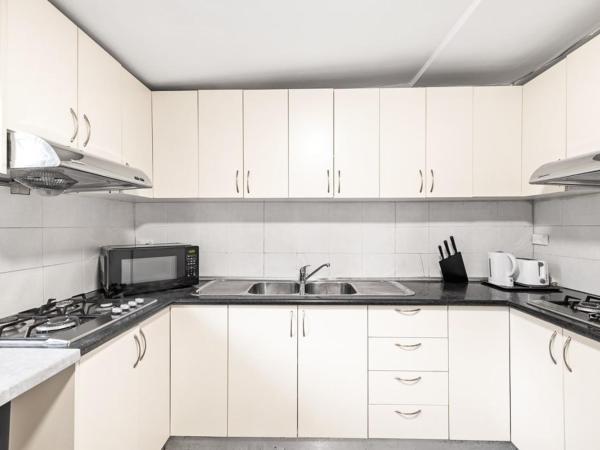 Rustic Queen Room - Conveniently Located - Shared Bathroom : photo 7 de la chambre chambre lit queen-size avec salle de bains commune