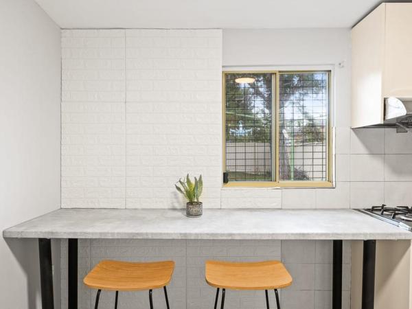 Rustic Queen Room - Conveniently Located - Shared Bathroom : photo 8 de la chambre chambre lit queen-size avec salle de bains commune