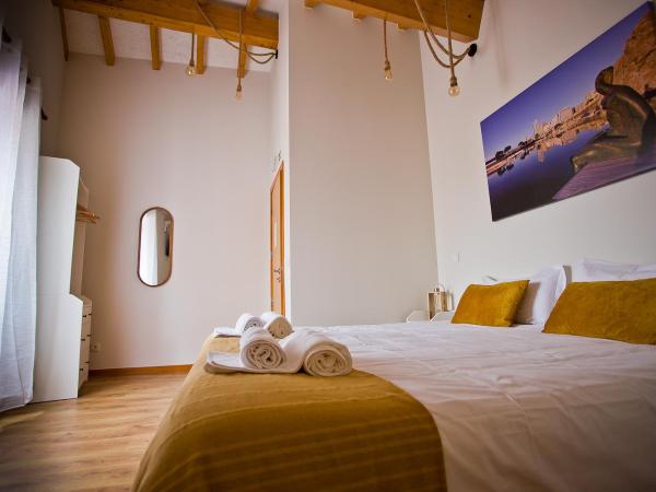 Guest House 10 de Agosto : photo 6 de la chambre chambre double avec salle de bains privative