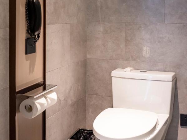 LN Dongfang Hotel Pazhou-Free Shuttle Buses and Registration Counter for Purchasing Agents during the Canton Fair : photo 2 de la chambre chambre lit king-size