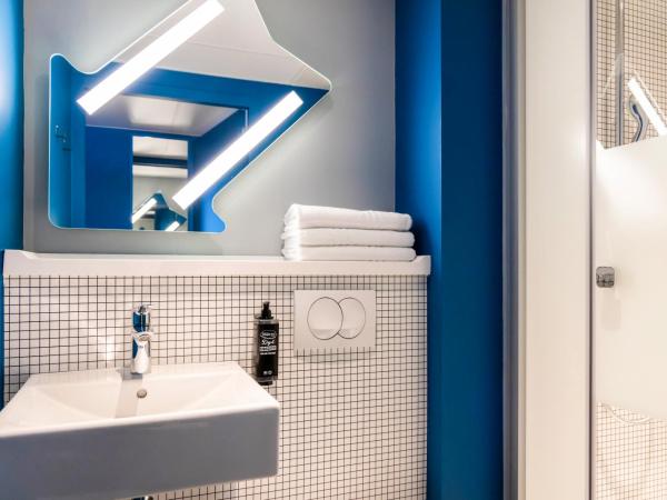 ibis Budget La Rochelle Centre : photo 4 de la chambre chambre standard avec 2 lits simples et balcon