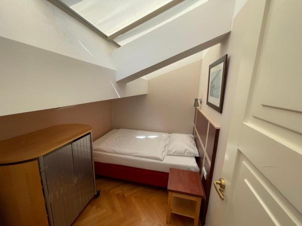 EA Hotel Julis : photo 2 de la chambre studio lit king-size avec canapé-lit