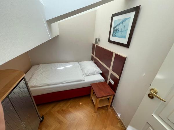 EA Hotel Julis : photo 3 de la chambre studio lit king-size avec canapé-lit