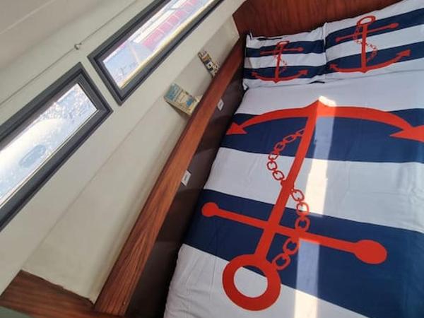 Sleep aboard a beautiful sailboat in Lisbon Marina : photo 7 de la chambre mobile home