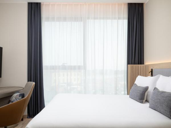 Courtyard by Marriott Milano Linate : photo 6 de la chambre chambre standard lit queen-size