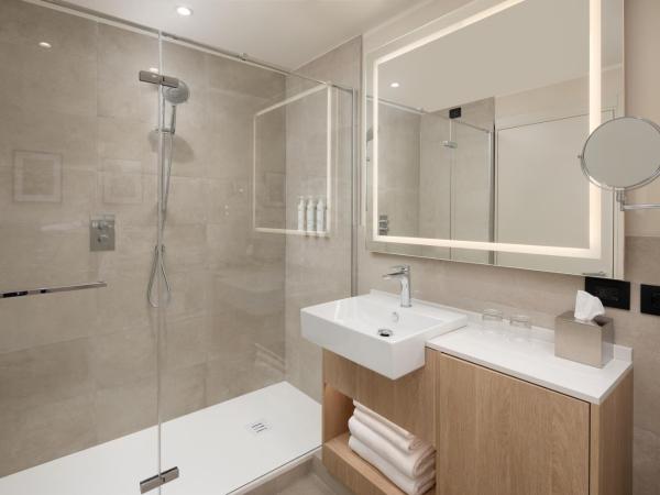 Courtyard by Marriott Milano Linate : photo 3 de la chambre chambre standard lit queen-size