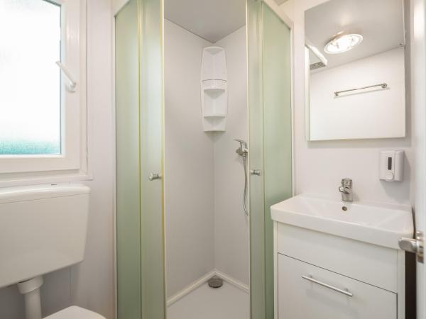 Mobile Homes Camp Galeb : photo 5 de la chambre relax two-bedroom mobile home with terrace