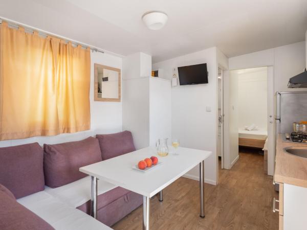 Mobile Homes Camp Galeb : photo 4 de la chambre relax two-bedroom mobile home with terrace