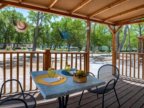 Mobile Homes Camp Galeb : photo 9 de la chambre relax two-bedroom mobile home with terrace