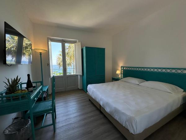 Hotel Baia Delle Sirene : photo 3 de la chambre chambre double ou lits jumeaux supérieure - vue sur mer