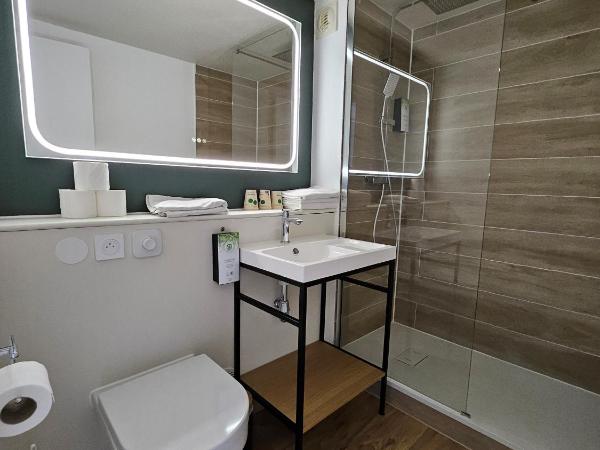 Campanile Chartres : photo 3 de la chambre chambre familiale avec 1 lit double, 2 lits simples et 1 canapé lit