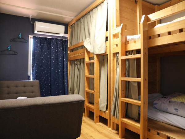 Guesthouse YOURS : photo 2 de la chambre chambre quadruple avec balcon 