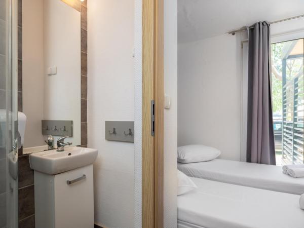 Mobile Homes Camp Galeb : photo 4 de la chambre relax three-bedroom mobile with terrace