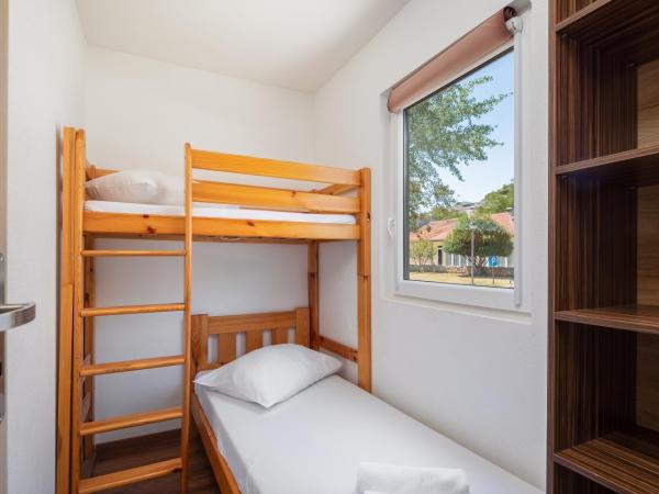 Mobile Homes Camp Galeb : photo 4 de la chambre relax comfort three-bedroom mobile with terrace, seaside